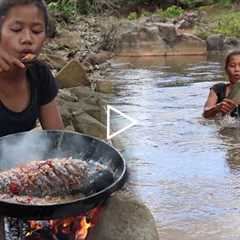 Survival skills: Catch fish in river and Cooking fish tasty recipe for eating delicious